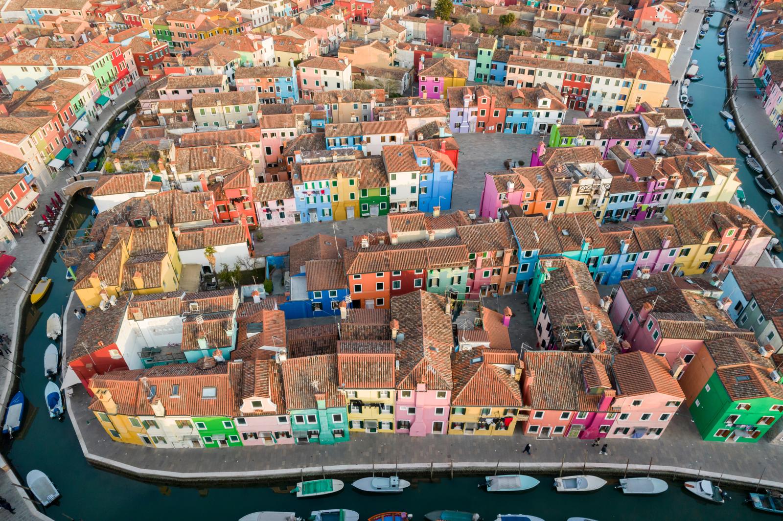 Cosa vedere a Burano: un arcobaleno galleggiante nella laguna di Venezia